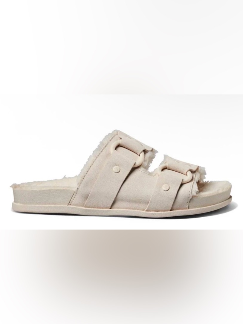 Reef Cushion Vera Cruz (Furry / Cozy Variation) In An Off-White/Cream -